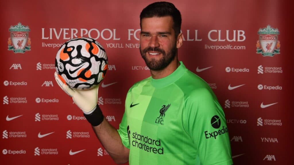 Alisson, goleiro do Liverpool, fala sobre ir para Arábia