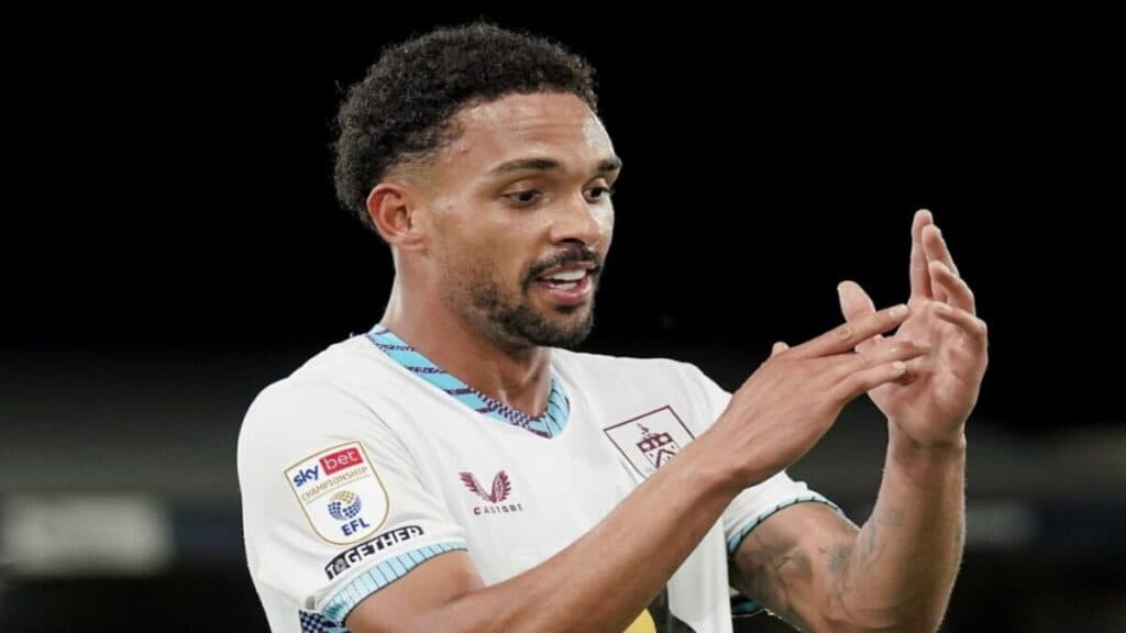 Burnley aceitou a proposta do Botafogo por Vitinho
