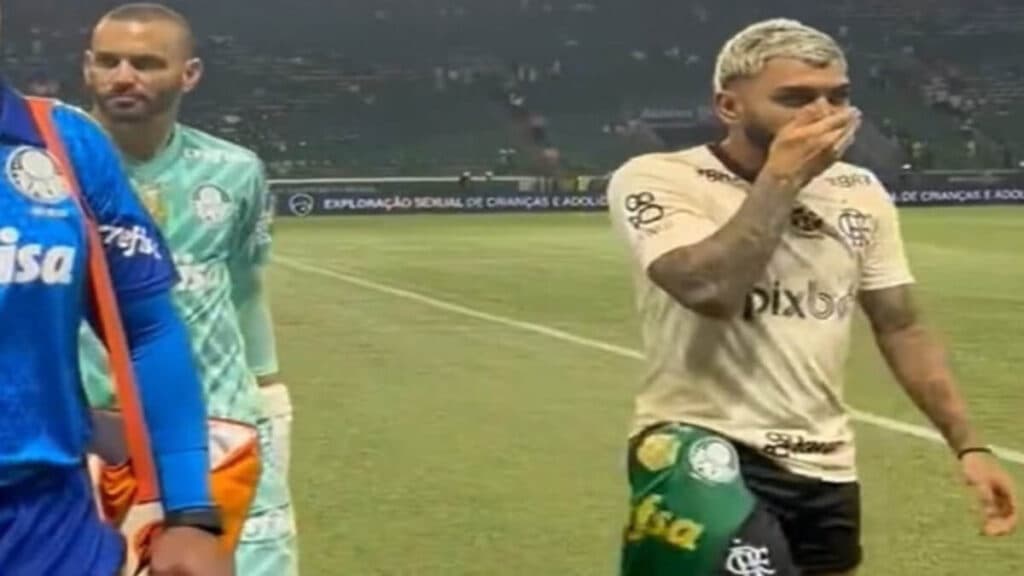 Gabigol gera revolta ao exibir camisa do Palmeiras