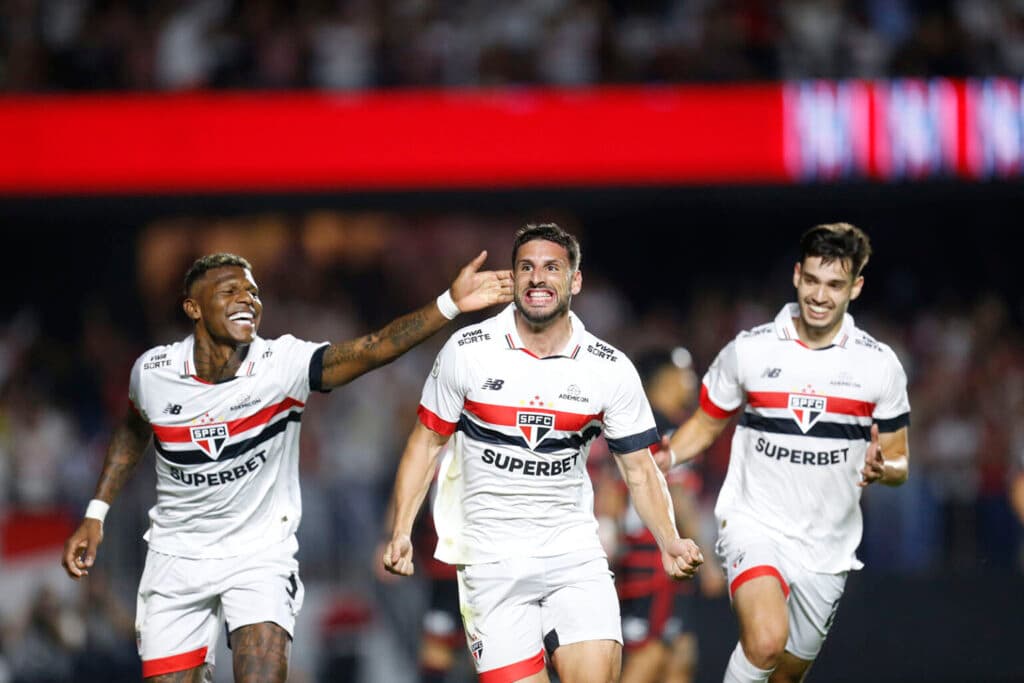 São Paulo bate o Flamengo, que perde a liderança para o Botafogo