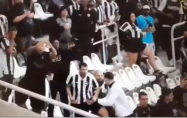 Torcedor racista é banido pelo Botafogo e demitido de Prefeitura