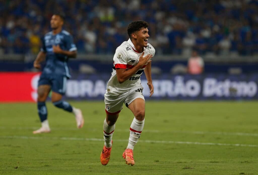 São Paulo vence confronto direto contra o Cruzeiro e cola no G-4