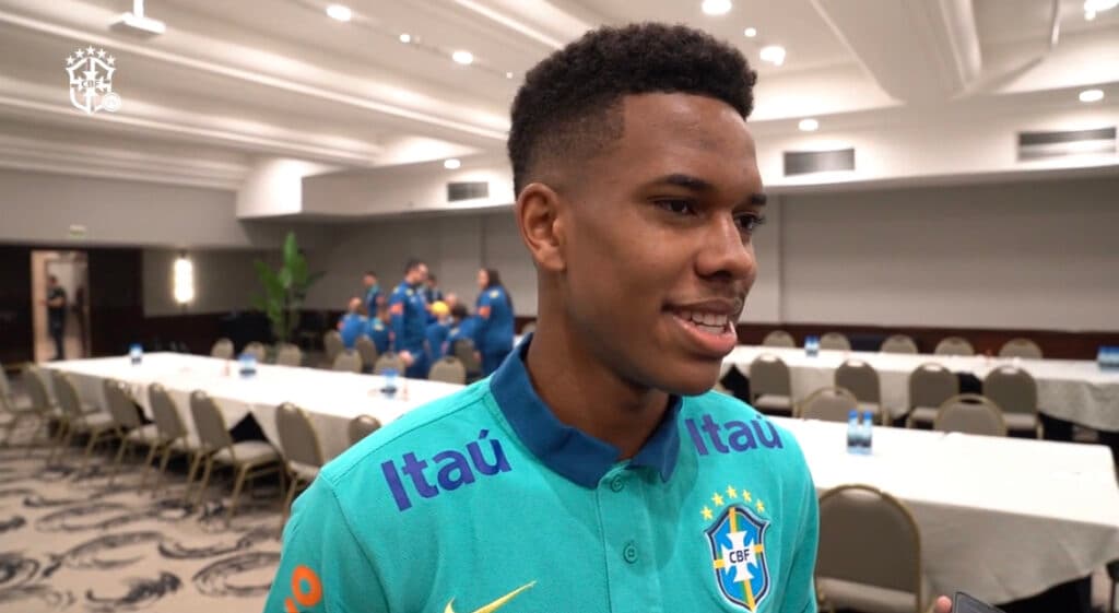 Seleção chega a Curitiba; agenda do Brasil na Data Fifa