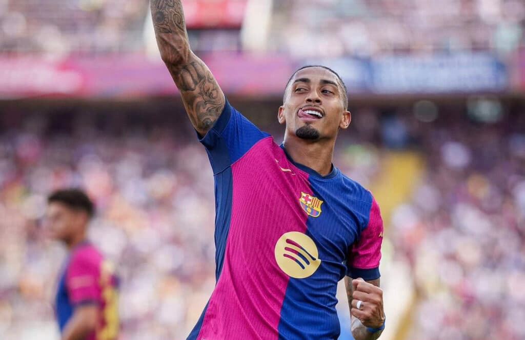 Raphinha brilha, e Barça vira contra Celta