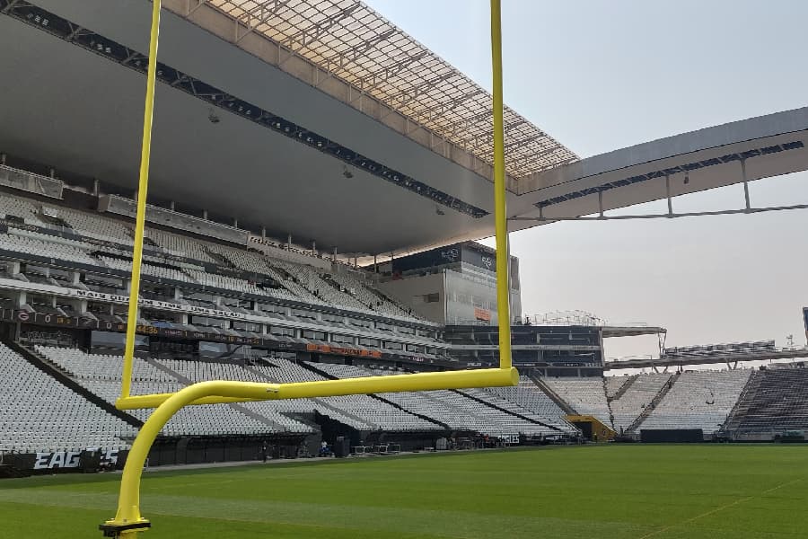 Estádio do Corinthians ganha traves e marcações para jogo da NFL