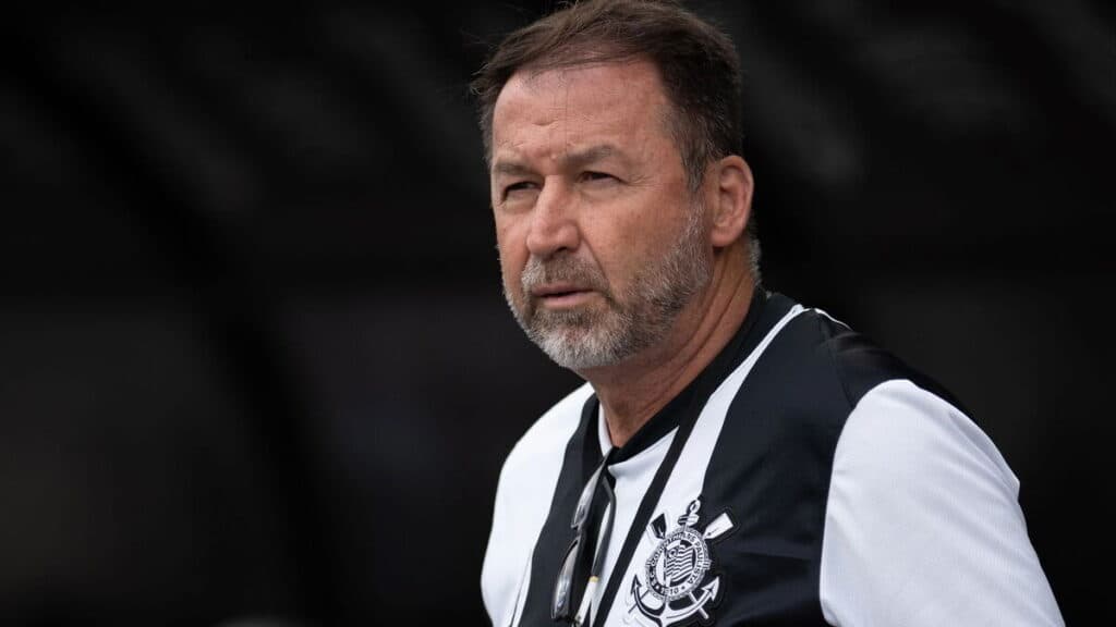 Augusto Melo entregou sua defesa para o impeachment