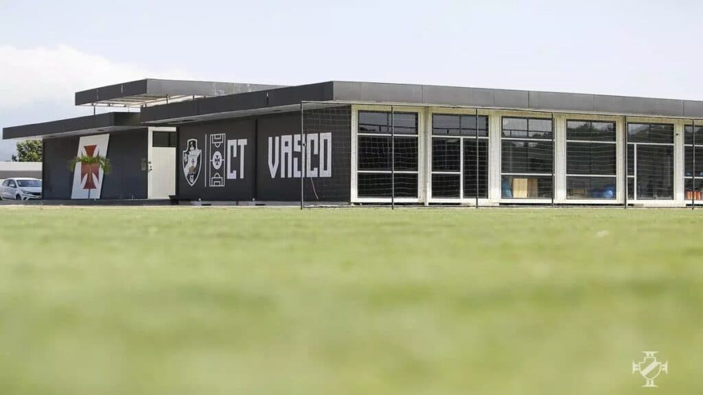 Vasco estava procurando zagueiros, mas deve apostar na base