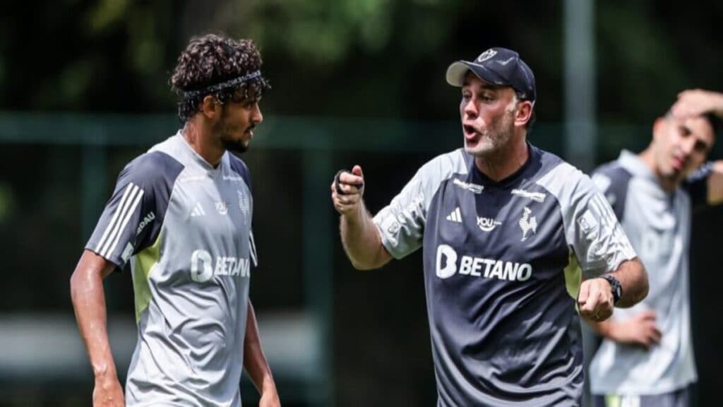 Milito é elogiado por Scarpa antes de decisões no Atlético