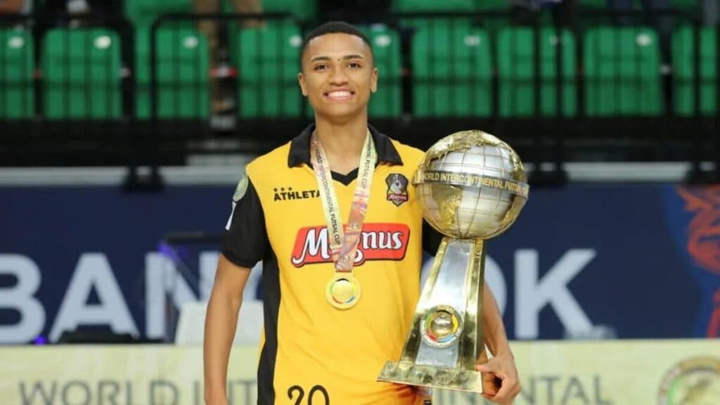 Leozinho: das quadras para os gramados