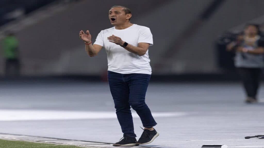 Ramón Díaz reclama sobre o VAR na partida contra o Botafogo