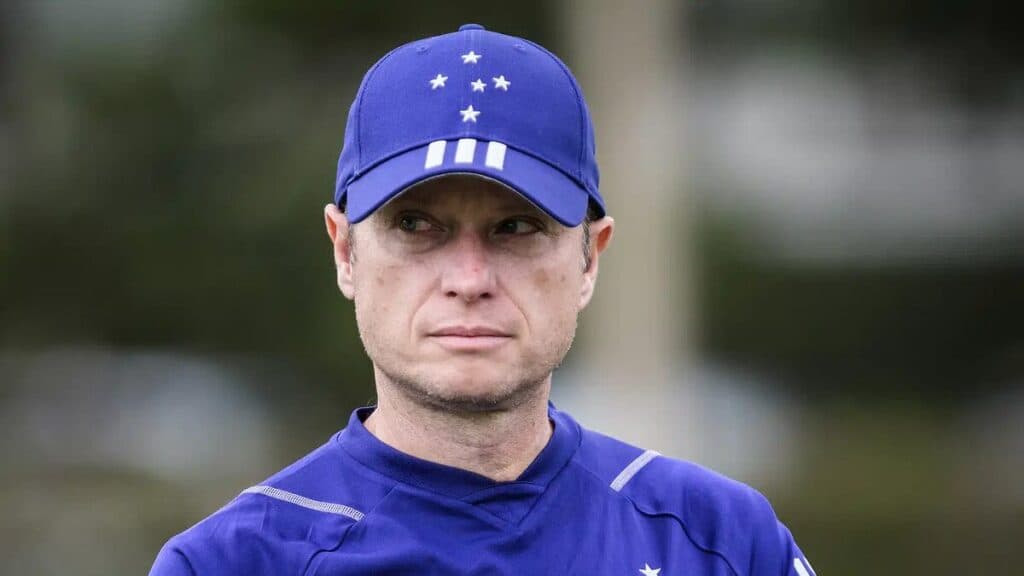 Seabra é novamente xingado; Elenco do Cruzeiro pede paciência