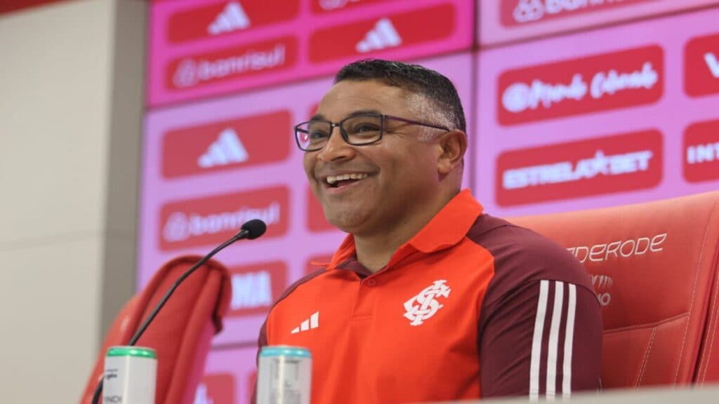 Roger fala sobre o Gre-Nal em coletiva após vencer o Vitória