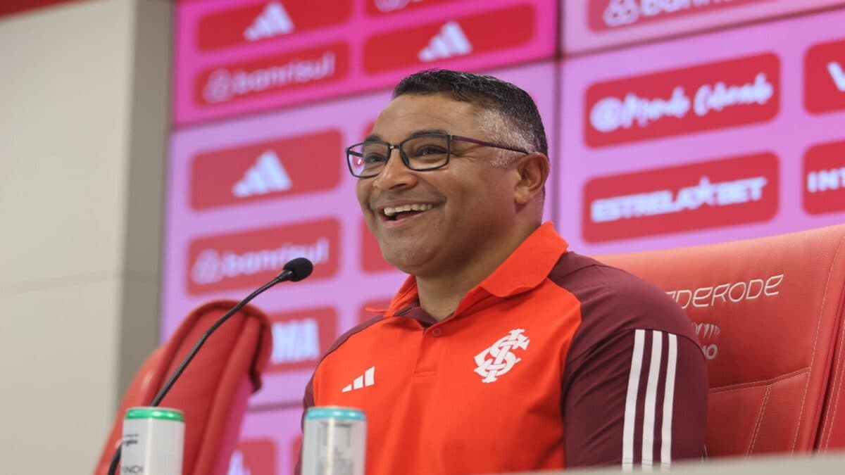Roger fala sobre o Gre-Nal em coletiva após vencer o Vitória