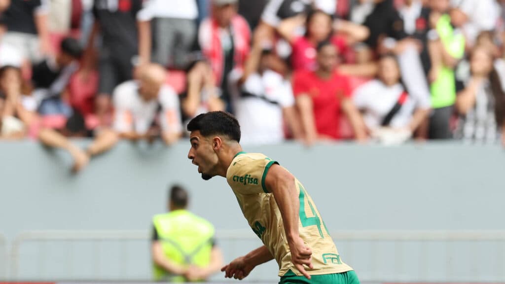 Palmeiras vence Vasco no DF e segue firme na caça ao líder