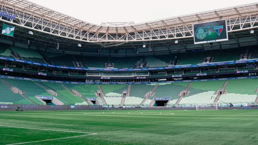 Quais os estádios brasileiros que usam grama sintética?