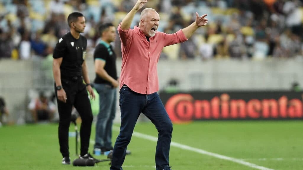 Mano Menezes dispara sobre bolha financeira de clubes: ‘Não conseguirão pagar’