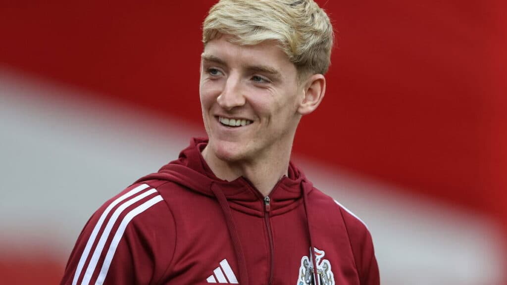 Newcastle renova com jogador para não vendê-lo ao Liverpool