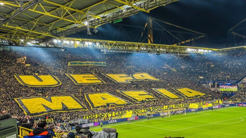 Torcida do Dortmund faz protestos contra as mudanças da UEFA