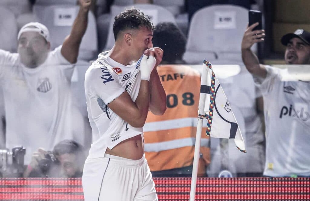 Santos vence o Ceará e se isola na liderança da Série B