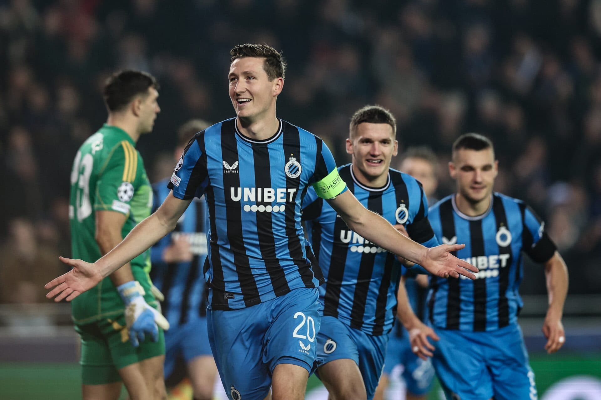 Aston Villa cede pênalti bizarro para o Brugge e perde a primeira na Champions