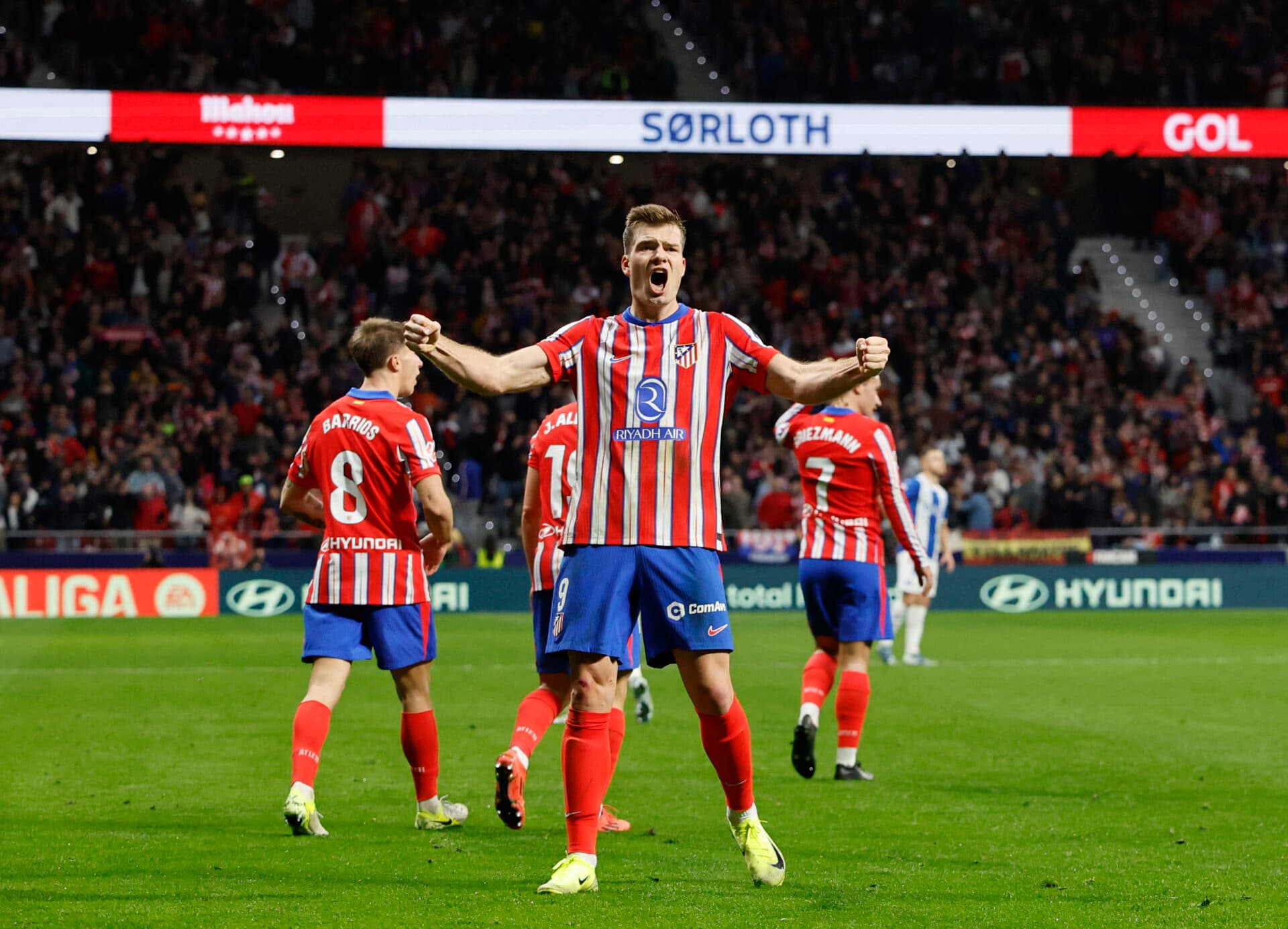 Atlético de Madrid vira contra Alavés e vence no 700º jogo de Simeone