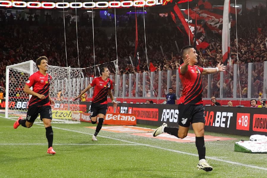 Athletico vence o Galo em jogo atrasado e sai da zona de rebaixamento