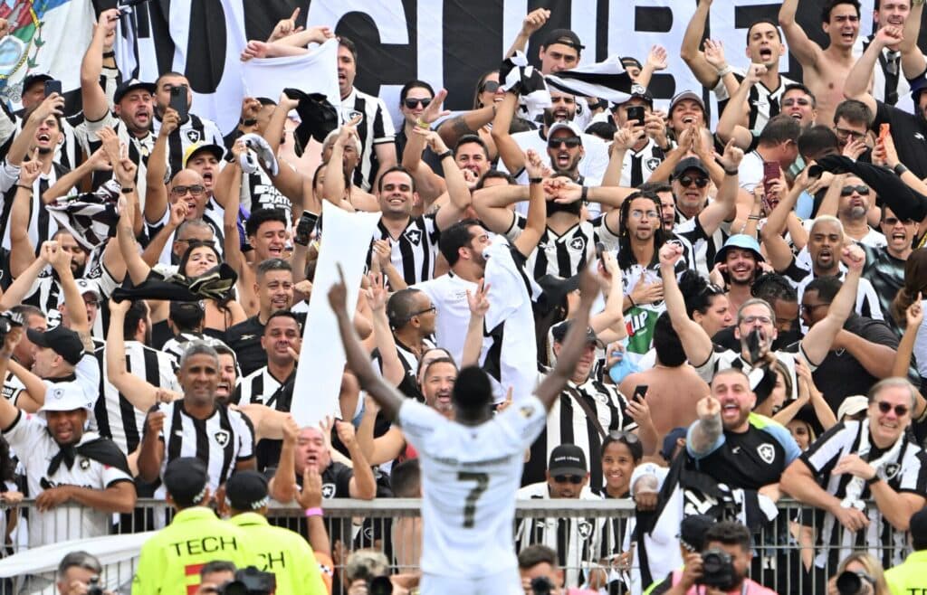 Mística da 7 e 13: Botafogo é campeão com camisas históricas