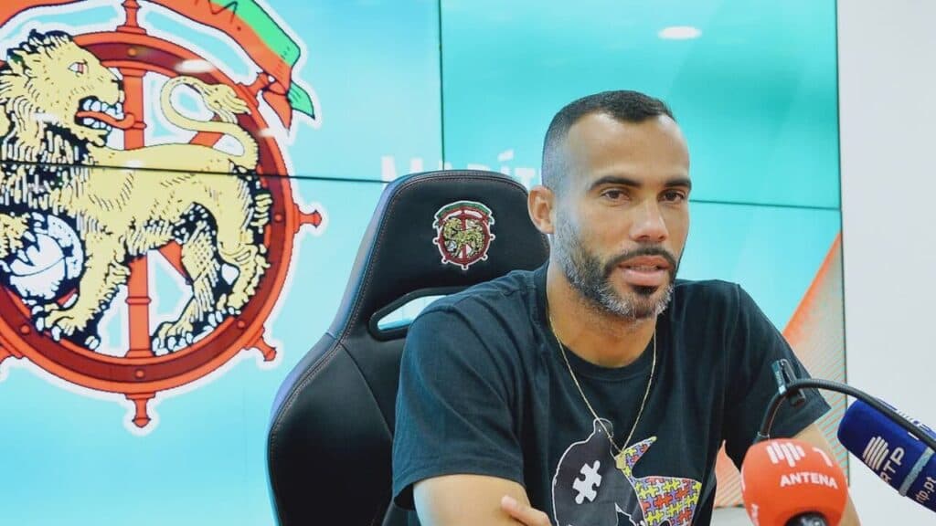 Jogador brasileiro deixa Europa por filho autista