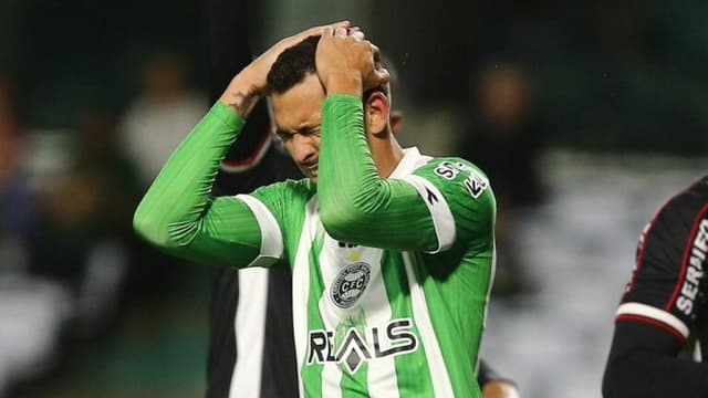 Coritiba perde para o Botafogo SP e encerra um 2024 melancólico