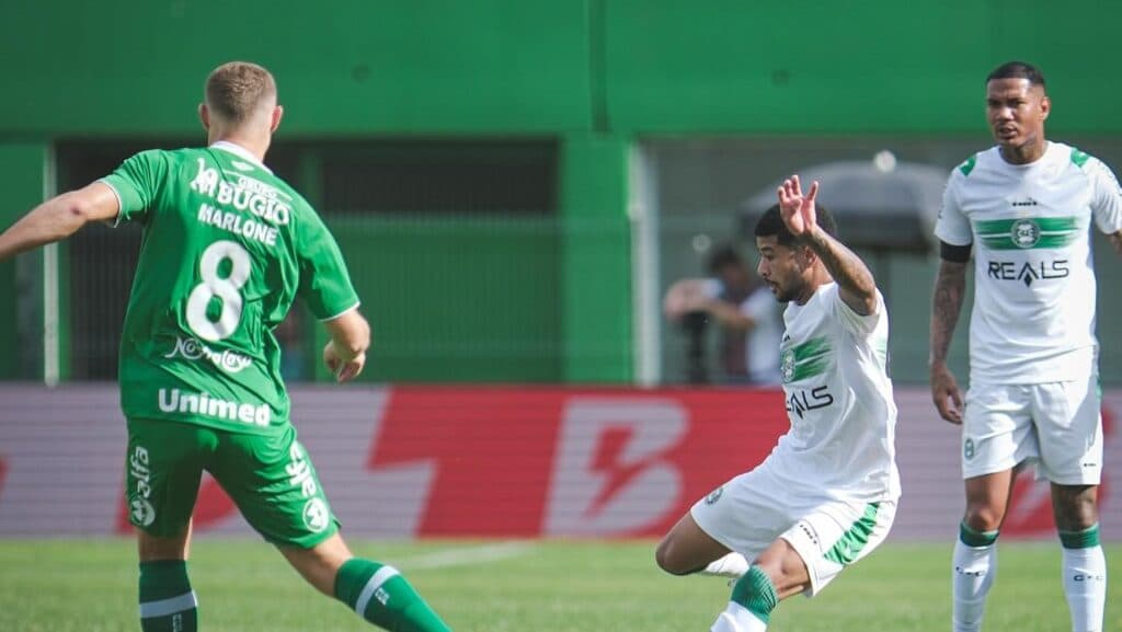 Chapecoense vence o Coritiba e se garantem na série B