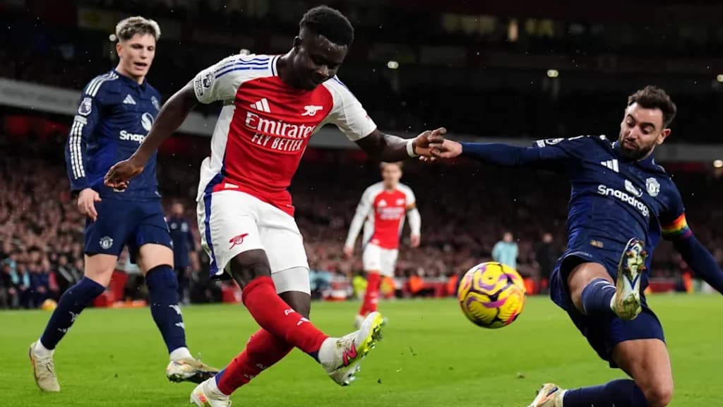 Arsenal vence o Manchester United e se mantém na ponta
