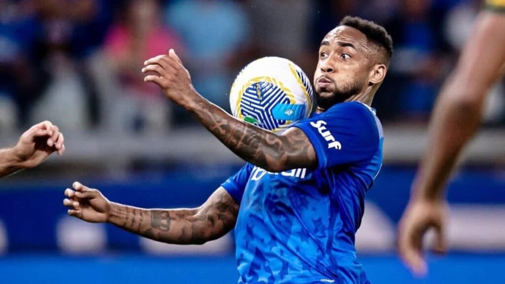 Jogador do Cruzeiro revela que foi forçado a jogar machucado