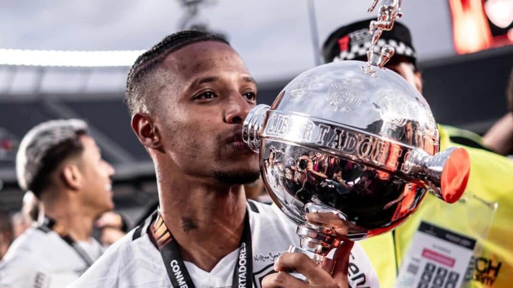 Vasco encaminha acerto com Tchê Tchê