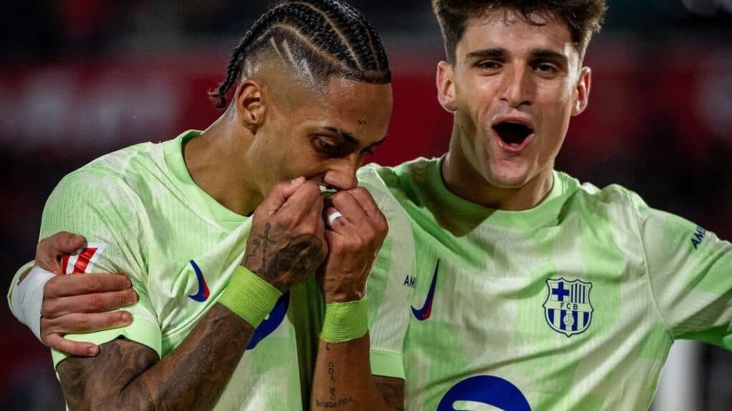 Raphinha marca duas vezes, e Barcelona goleia o Mallorca em LaLiga