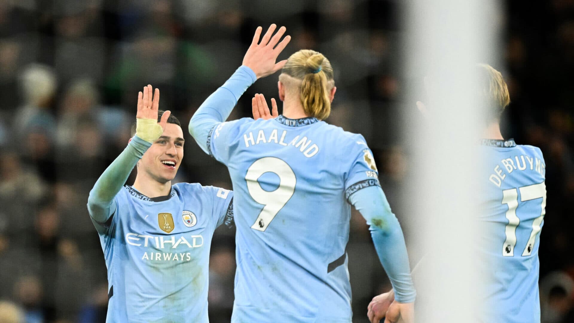Manchester City goleia o West Ham, volta a subir e alivia crise