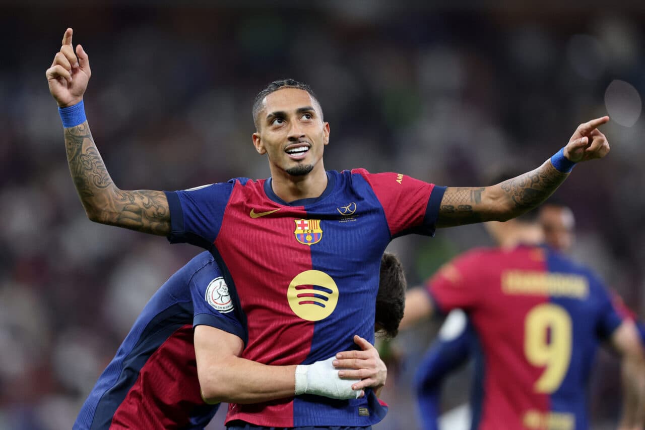 Raphinha renova contrato com Barcelona até 2028