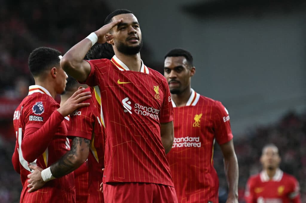 Liverpool goleia o Ipswich e mantém vantagem na liderança na Premier League