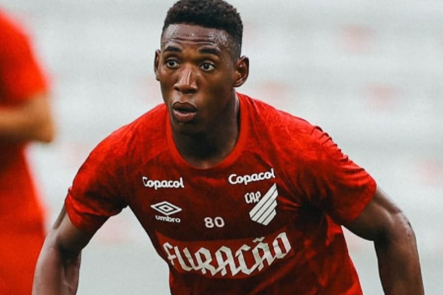 Leo se pronuncia após caso de racismo no Athletiba: ‘Não vou tolerar’