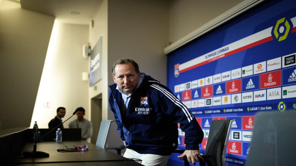 Qual a razão do clima tenso entre Textor e dono do PSG?