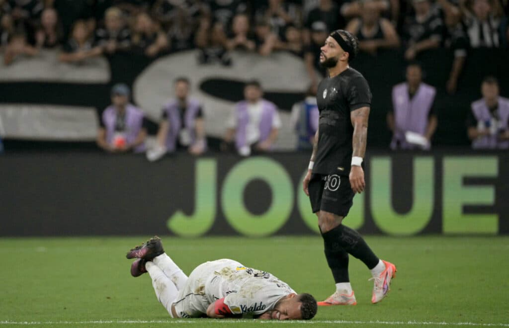 Memphis, à vontade com camisa 10, ofusca Neymar na vitória do Corinthians