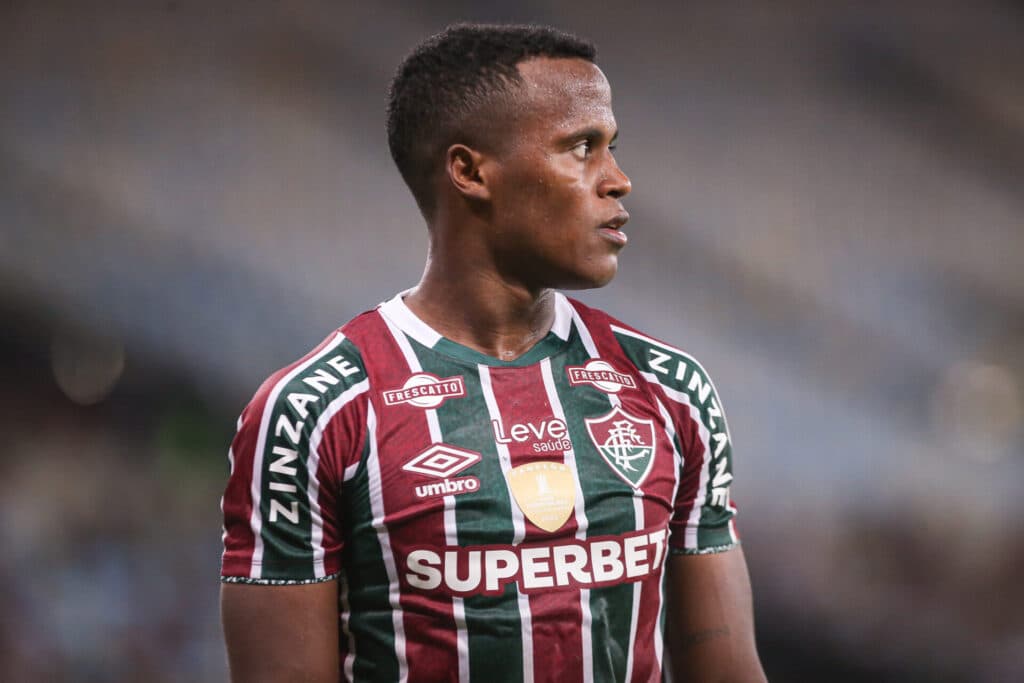 Fluminense renova contrato e acerta permanência de Jhon Arias