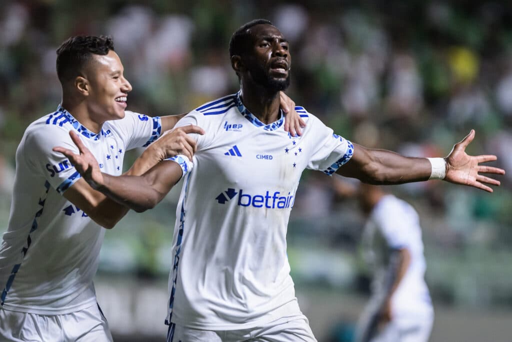 Cruzeiro anuncia saída de Bolasie e mais dois jogadores