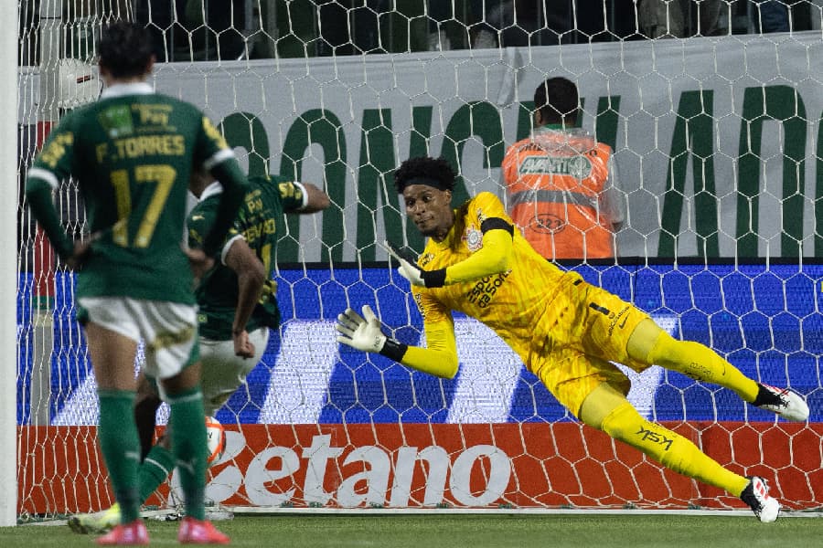Herói do título, Hugo Souza parou Estêvão e Veiga na campanha