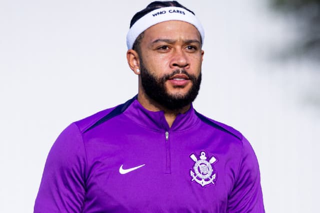 Memphis Depay pede desculpas e retorna aos treinos do Corinthians