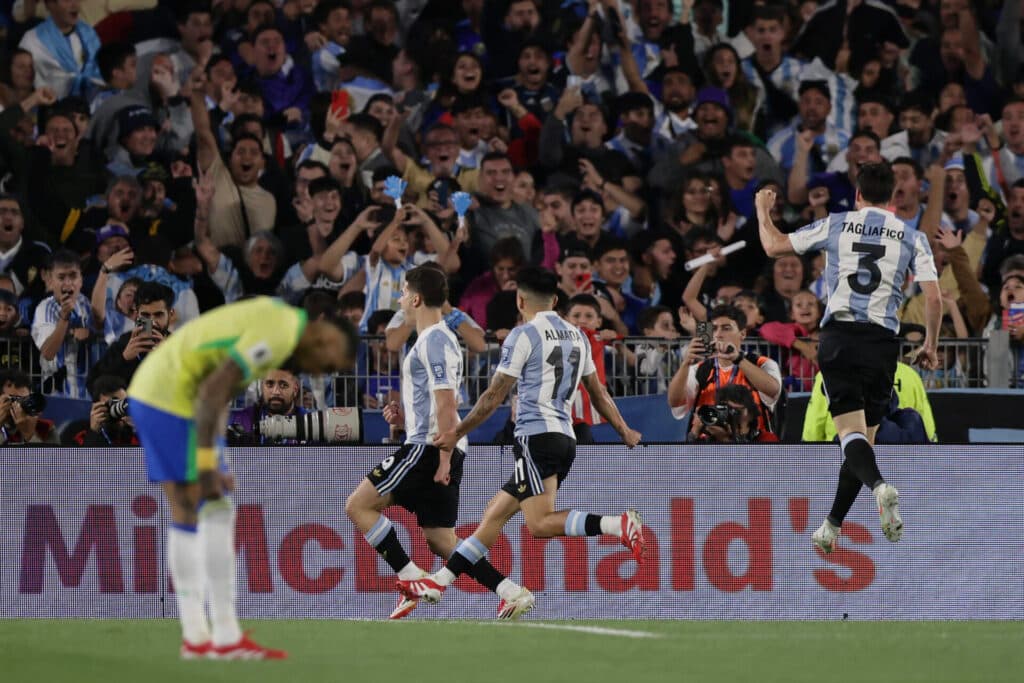 Classificada à Copa, Argentina goleia o Brasil e pressiona Dorival