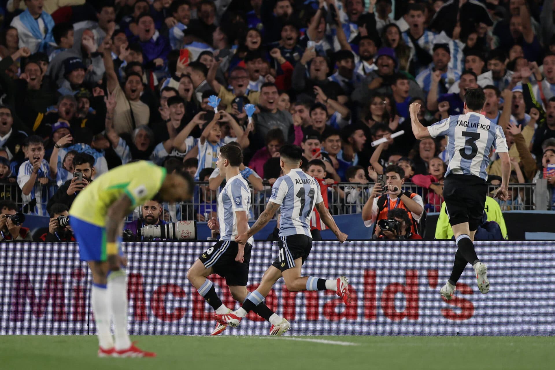 Classificada à Copa, Argentina goleia o Brasil e pressiona Dorival