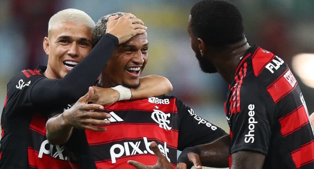 Flamengo aproveita oportunidades contra Fluminense e larga na frente na final