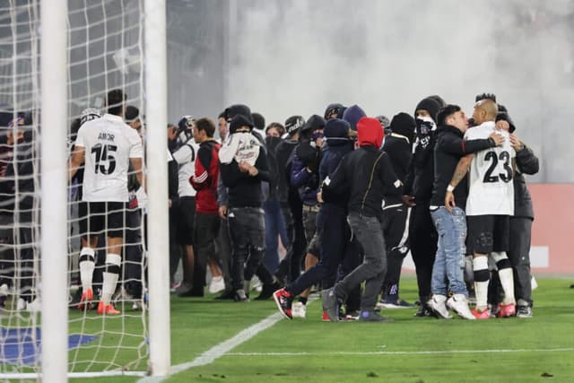 Colo-Colo e Fortaleza é cancelado após invasão de torcedores