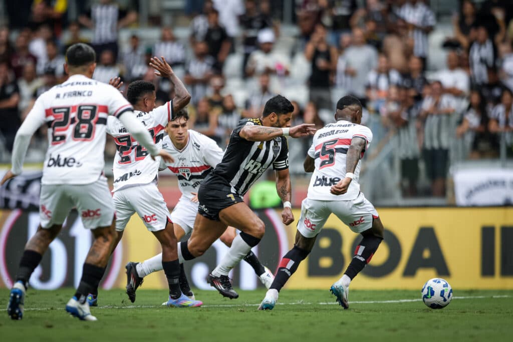 Atlético e São Paulo ficam no empate sem gols em jogo de expulsões