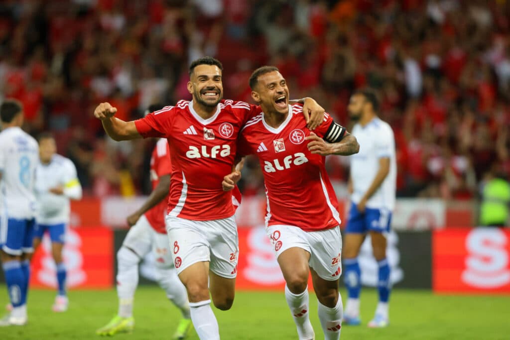 Inter aproveita expulsão polêmica e vence o Cruzeiro no Brasileirão